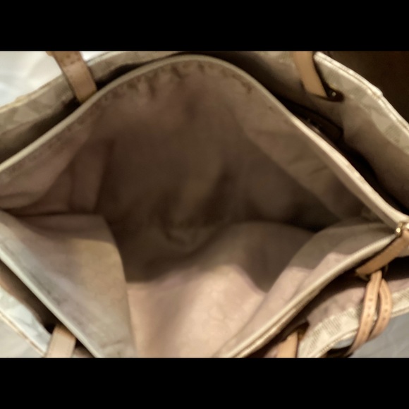 Michael Kors monogram shoulder bag. - Picture 2 of 8